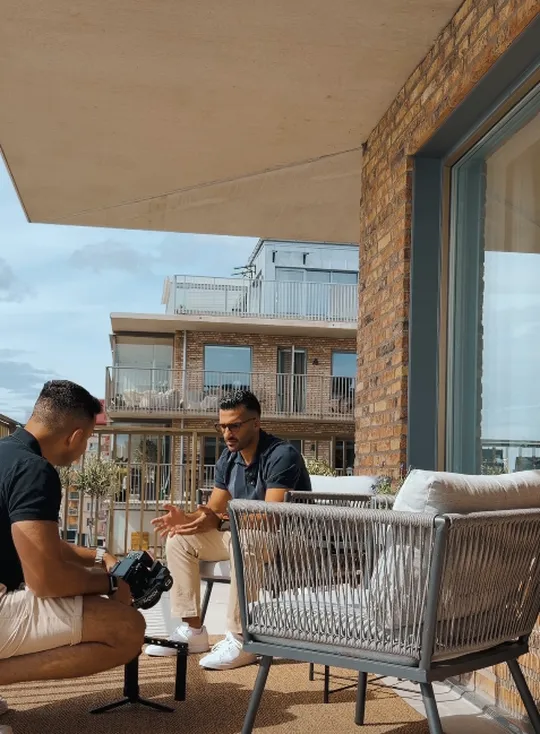 Mäklarsamtal på balkongen – mäklarfilm av CB Media med 516 000 visningar på Instagram